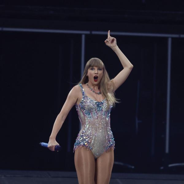 Taylor Swift porta il fidanzato sul palco durante il concerto a Londra: il momento che ha emozionato i fan/ VIDEO 