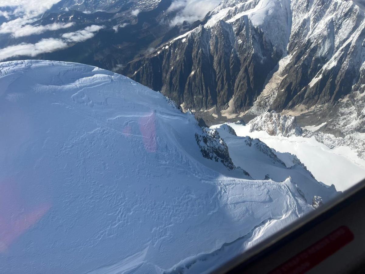 Aosta, ritrovati i corpi dei quattro alpinisti dispersi sul Monte Bianco. Cosa sappiamo | FOTO