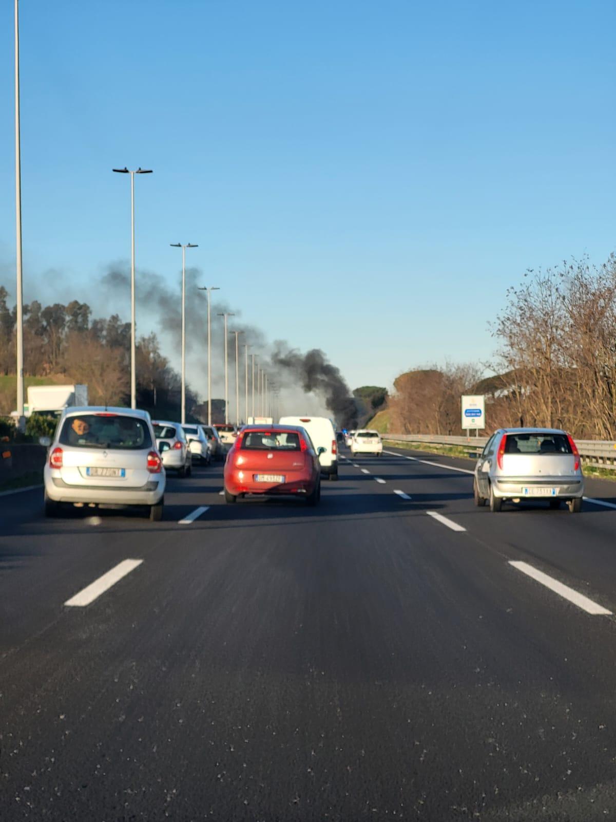 Roma, incidente sul GRA uscita 24 : auto in fiamme e traffico rallentato