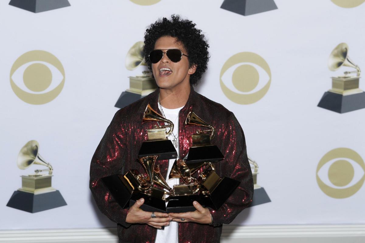 Bruno Mars: età, origini, moglie, figlio e canzoni famose