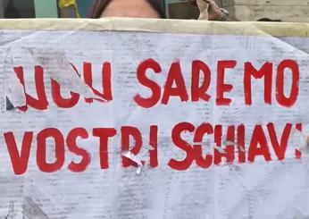 Roma, manifestazione dei percettori del reddito di cittadinanza. Tensione con polizia: “Questa non è democrazia, dove sta il lavoro?”. Ai giornalisti: “Siete la nostra rovina” | ESCLUSIVA VIDEO