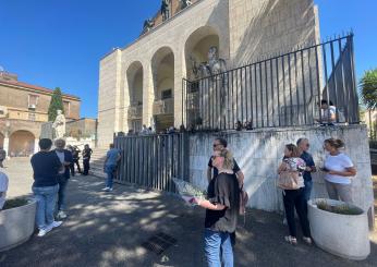 Funerale Manuela Petrangeli a Roma, l’ultimo saluto alla fisioterapista uccisa dall’ex: commozione e rabbia. “Le istituzioni non fanno mai niente”