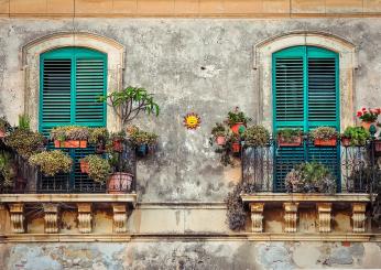 Ottana, Nuoro: bimba di un anno cade dal balcone, atterra su una pianta e si salva