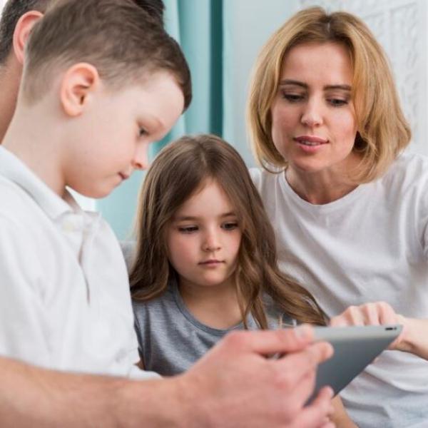 Parental control, quali sono le migliori App? Come attivare il controllo sul telefono dei figli e cosa si può bloccare? Ecco consigli utili