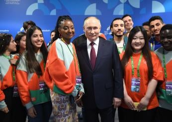 Putin, Festival Mondiale della Gioventù: “Attacco a Belogrod è crimine di guerra”. E alle ragazze presenti: “Scopo della donna è procreare”