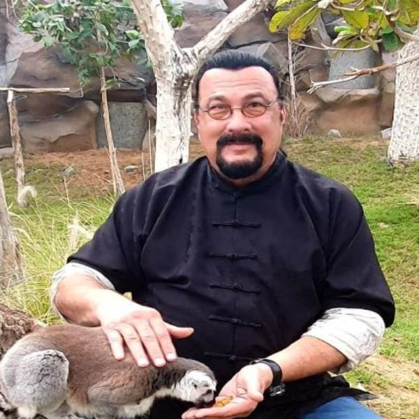 Che origini ha Steven Seagal e perché ha giurato fedeltà a Putin