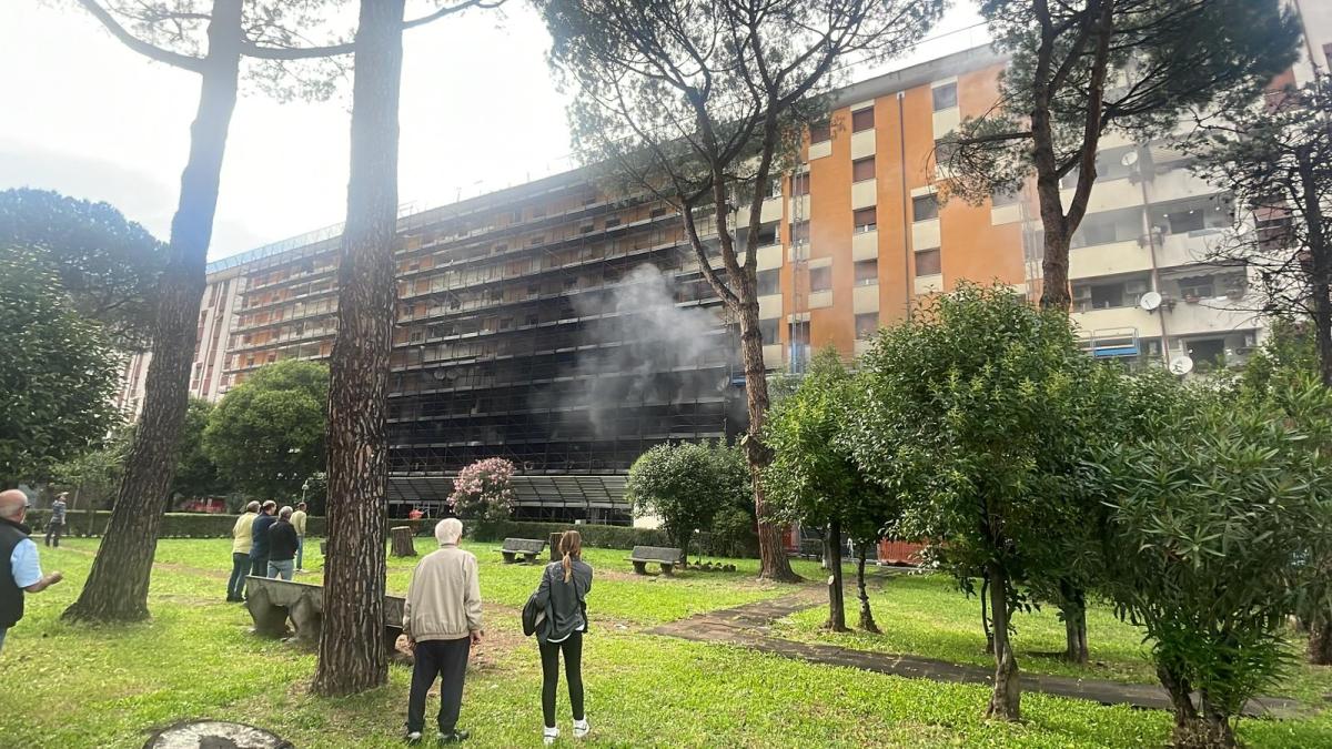 Incendio in una palazzina di Colli Aniene a Roma, gli abitanti del …