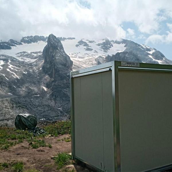 Passo San Pellegrino, famiglia scala in montagna senza equipaggiamento in Trentino: la follia nel video