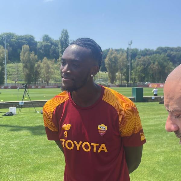 Roma, Tammy Abraham presenta la finale con il Siviglia e svela: “Anche io vittima del razzismo in Under 21” VIDEO