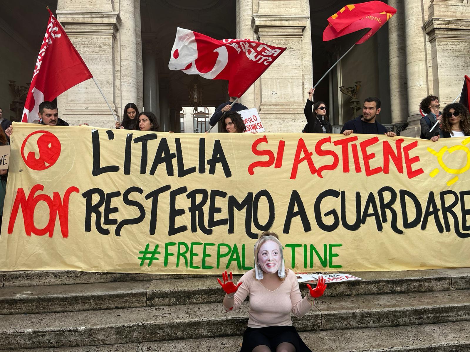 Sciopero 17 novembre 2023, flash mob degli studenti sotto il MIUR: Meloni con le mani sporche di sangue | VIDEO