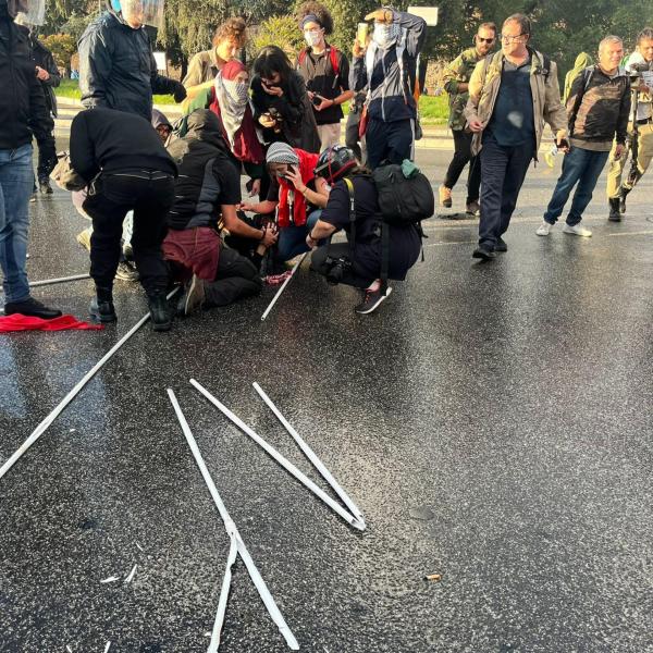 Scontri manifestazione pro Pal del 5 ottobre a Roma: Calenda invoca un’altra piazza, Donzelli si complimenta con la polizia | VIDEO