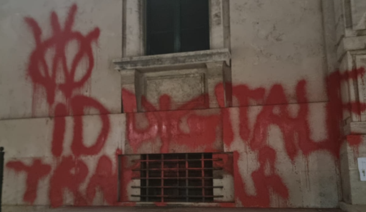 Attacco “No Vax” al Palazzo della Provincia di Pescara: imbrattata di vernice rossa e scritte la sede della Prefettura