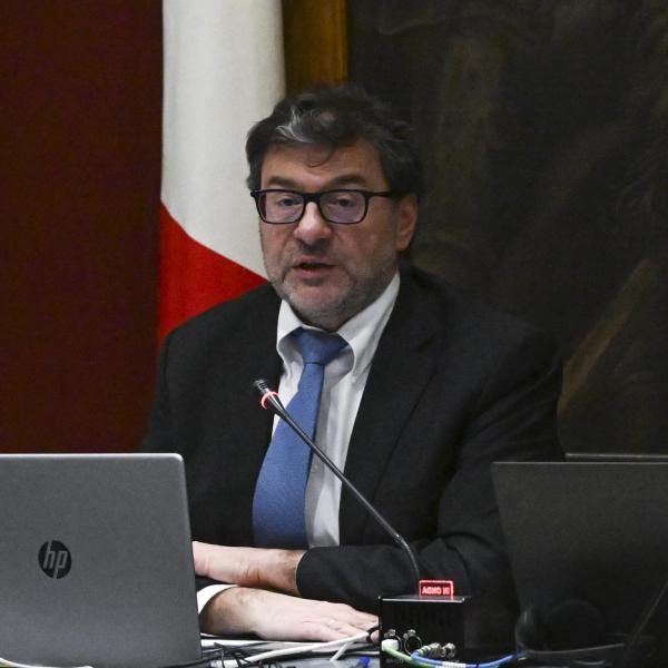 Giorgetti “sfotte” Salvini: “Rifiuta la carta per 55 euro? Suggerisco di cambiare ristorante”