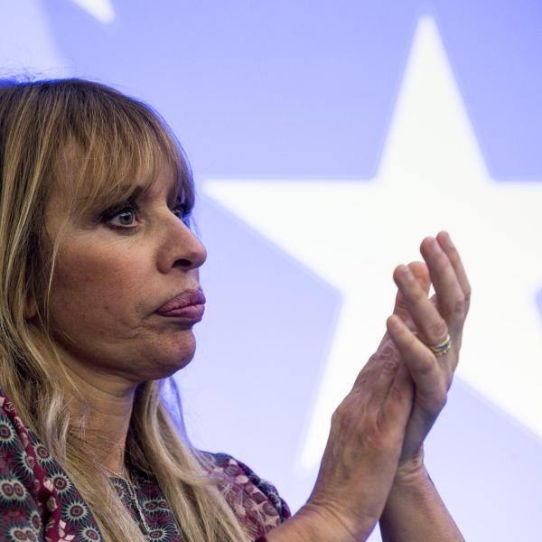 Unione europea, Alessandra Mussolini rifiuta il passaporto dell’Europarlamento: “Non intendo rispondere al fatto di essere un maschio o una femmina”