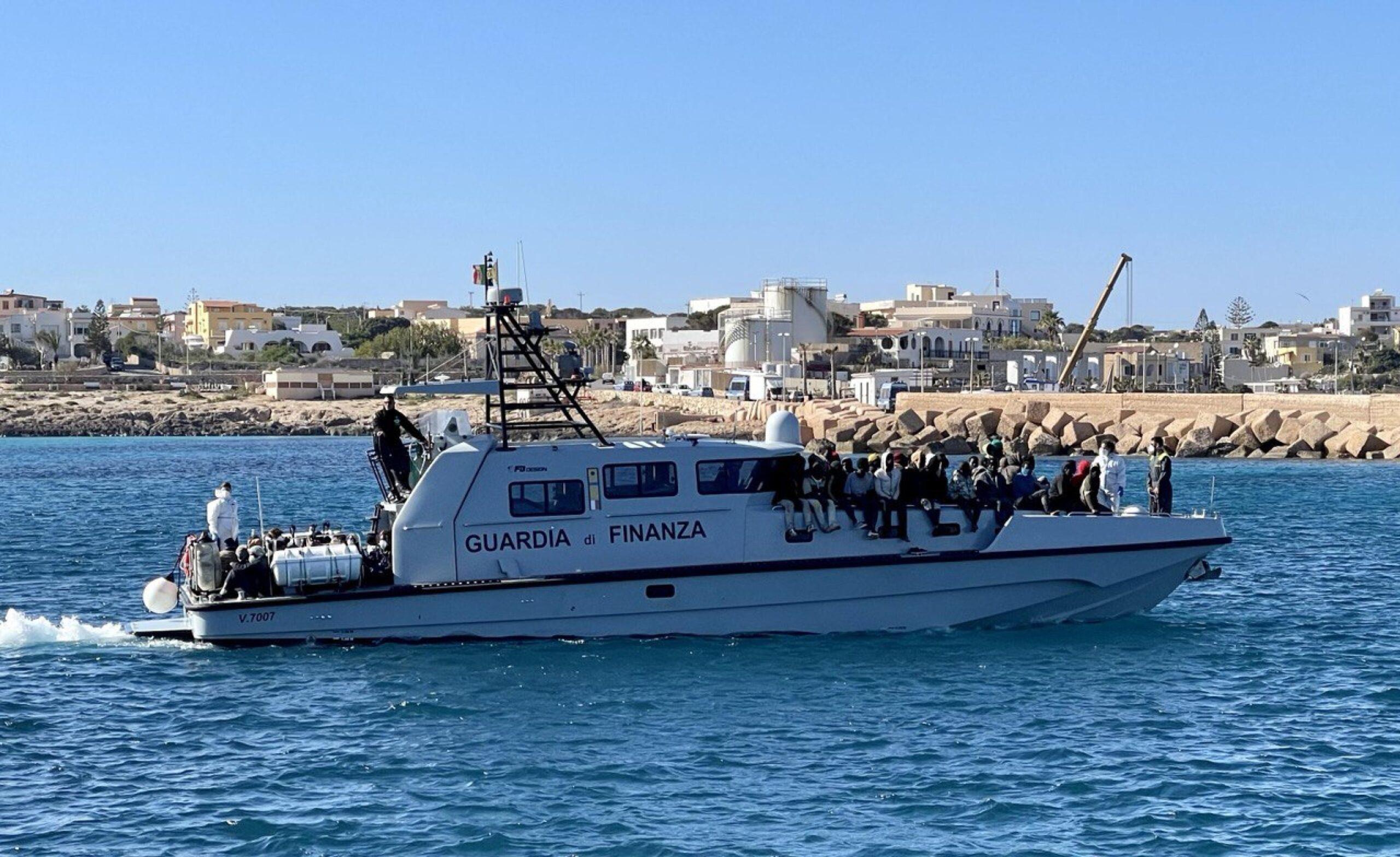 Migranti, affonda imbarcazione al largo di Lampedusa: barchino si ribalta, donna muore annegata