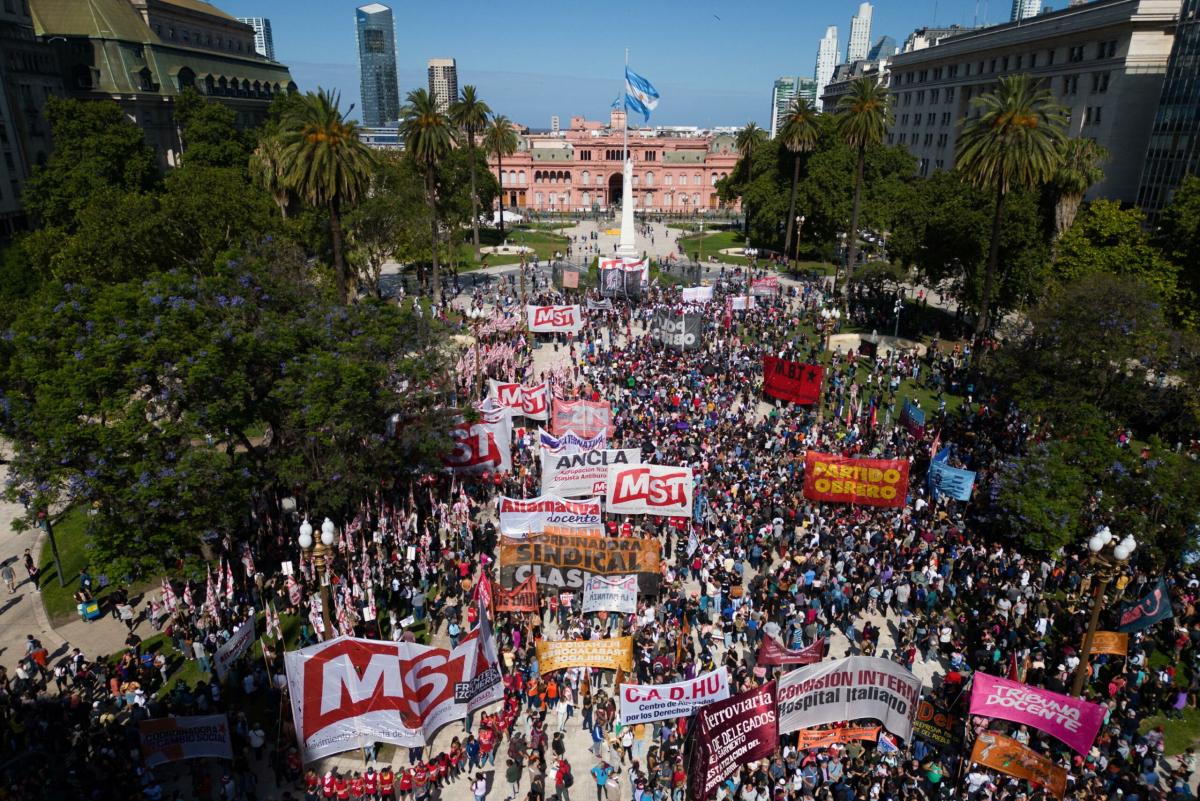 Argentina, manifestanti contro Milei scendono in piazza a Buenos Aires