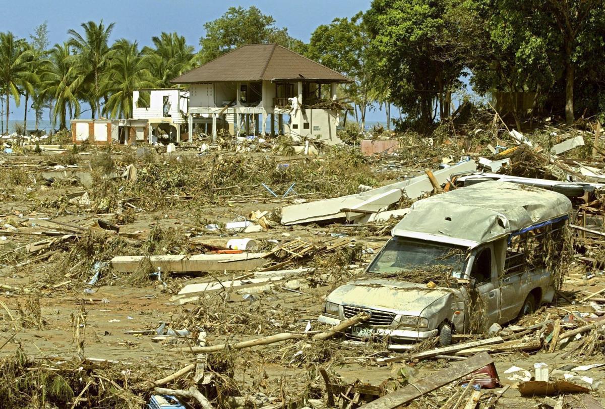 Indonesia lo tsunami “di Santo Stefano” del 2004 che devastò tutto:…