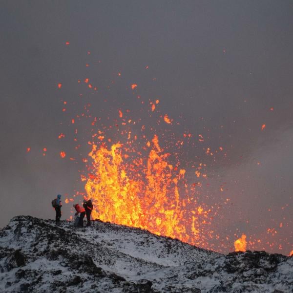 Islanda, dichiarato lo stato di emergenza per una nuova eruzione: evacuata la città di Grindavik