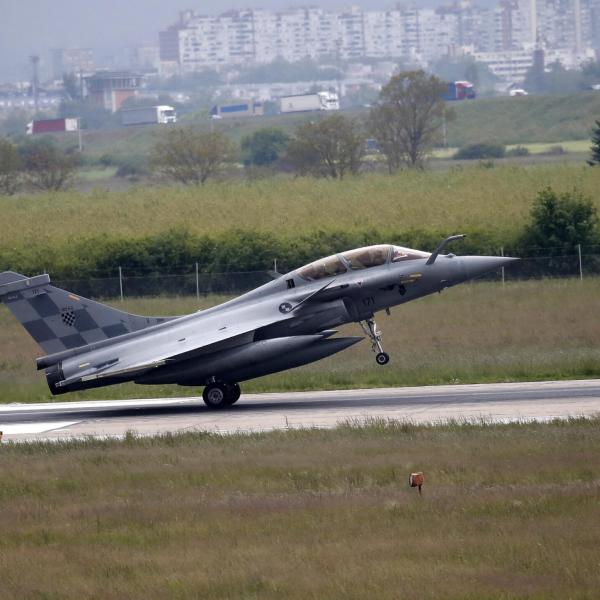 Francia, incidente aereo nel nordest del Paese: scontro tra due caccia militari, un ferito e un disperso | FOTO