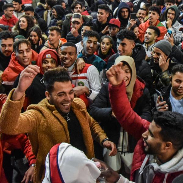 I tifosi del Marocco puliscono le strade dopo i festeggiamenti