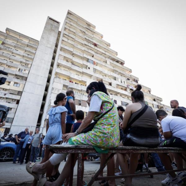 Vele di Scampia: perché l’ordinanza di sgombero nel 2016 non fu eseguita e quanti edifici di Napoli sono stati classificati a rischio. L’ex assessore Fucito: “Situazione ingestibile”