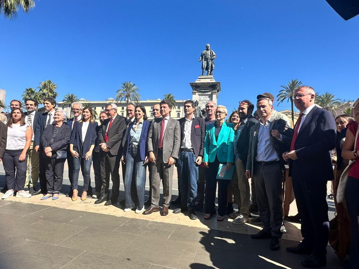 Prove di “Fronte popolare” all’italiana: chi c’è, chi potrebbe esserci e chi non ci sarà. Conte e Schlein ‘vicini’ anche nella foto di gruppo