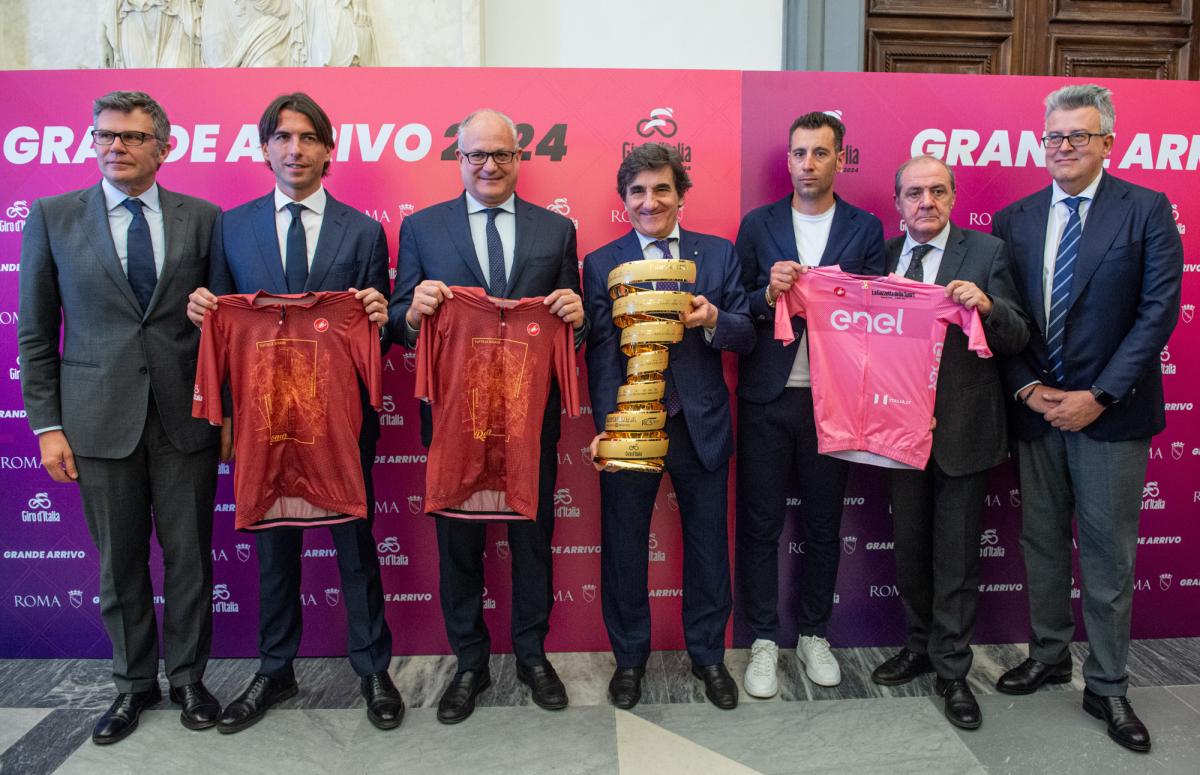 Giro d’Italia 2024 svelato l’arrivo a Roma: “Lungomare e circuito intorno al Colosseo, cambiato per i lavori”, Pogacar la stella | VIDEO