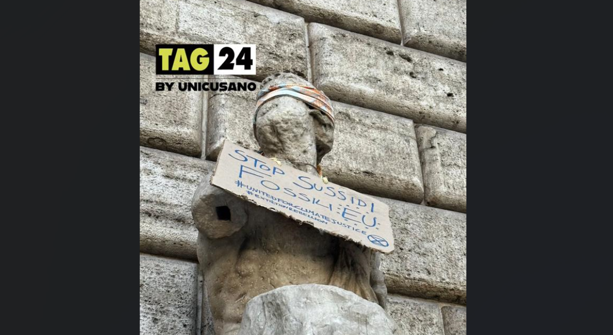 Cartello sulla Statua di Pasquino a Roma: la scritta “Stop ai sussidi fossili” è una freccia scoccata dagli attivisti per il clima di Extinction Rebellion | FOTO