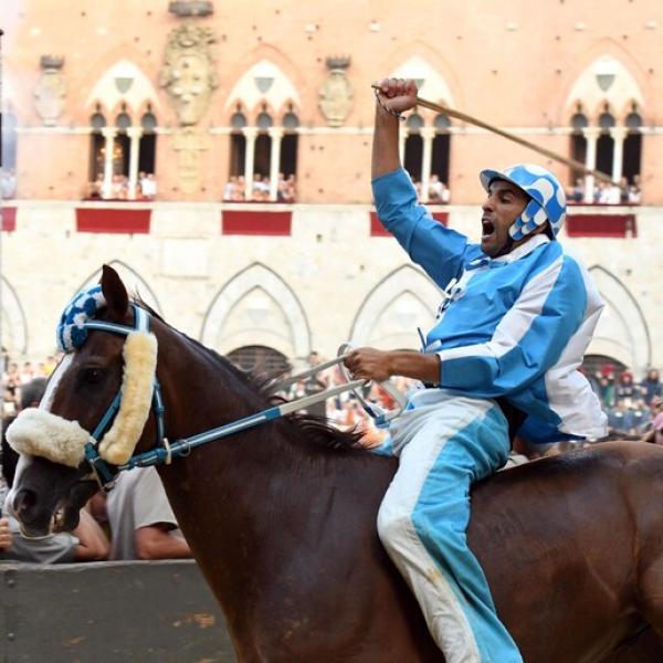 Chi è Carlo Sanna detto Brigante, vincitore del Palio di Siena del 4 luglio 2024