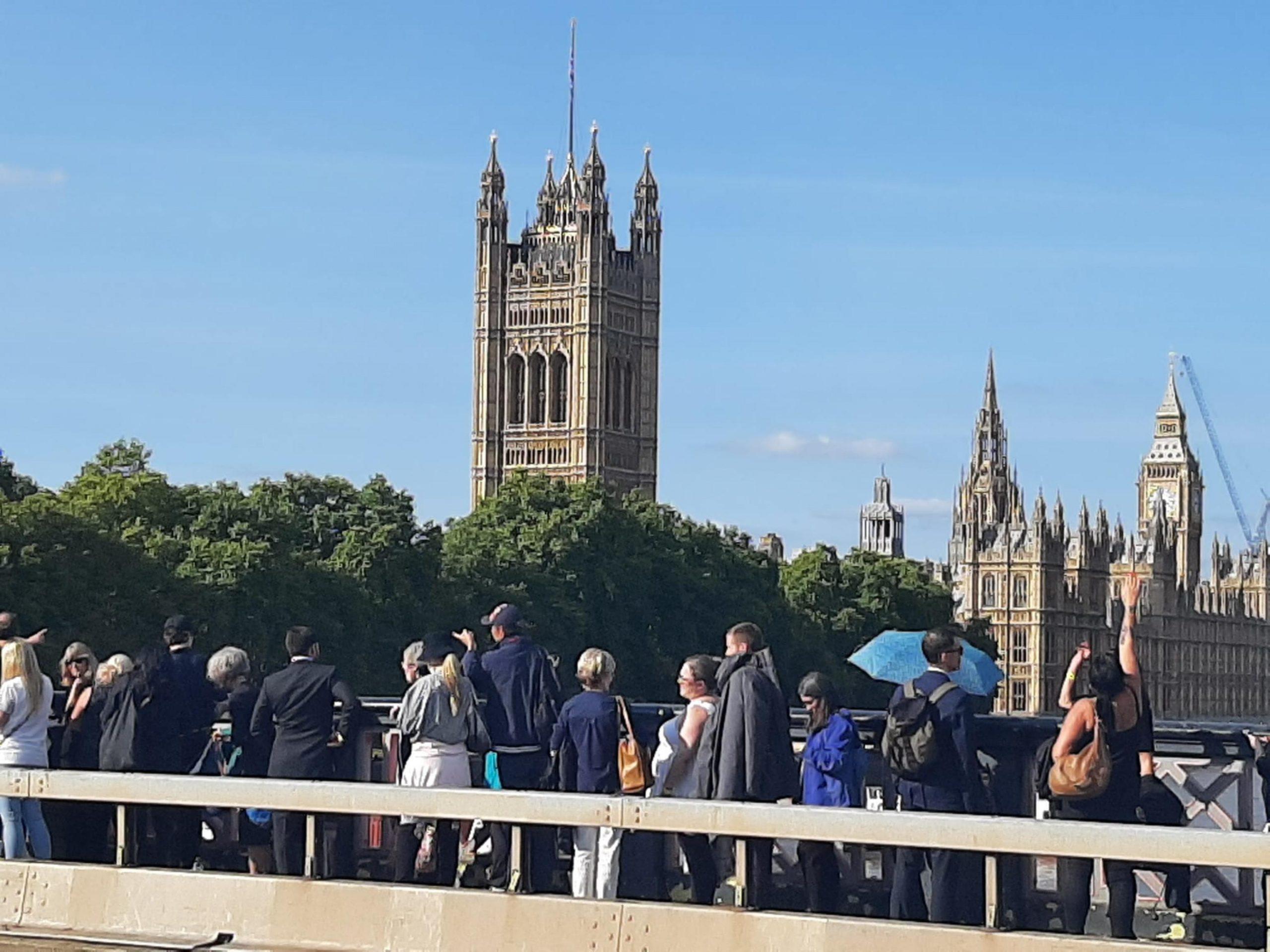 Regina Elisabetta, miglia di britannici in fila per la camera ardente. Chilometri di coda dal London Bridge fino al Palazzo del Parlamento