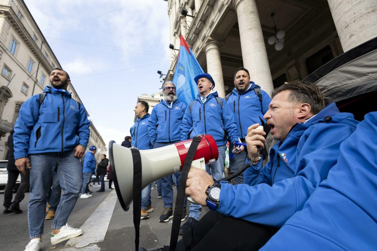 Ex Ilva, l’indotto ancora sul piede di guerra: aziende e lavoratori in corteo a Taranto