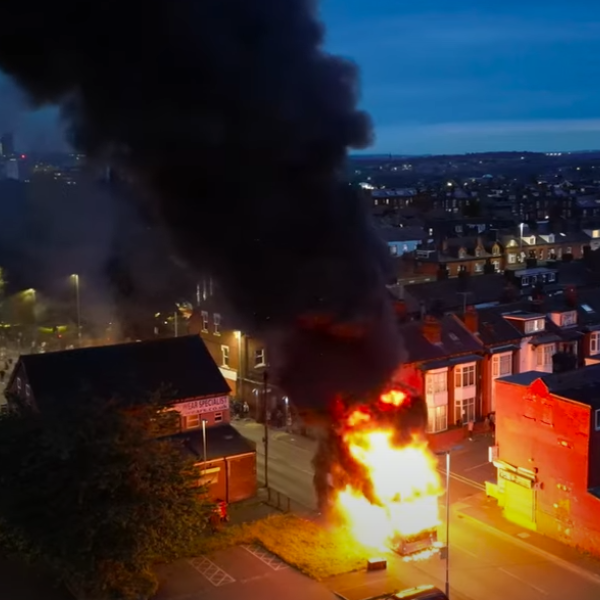 Inghilterra, scontri nella notte a Leeds: in fiamme un’auto della polizia ed un bus a due piani | VIDEO E FOTO