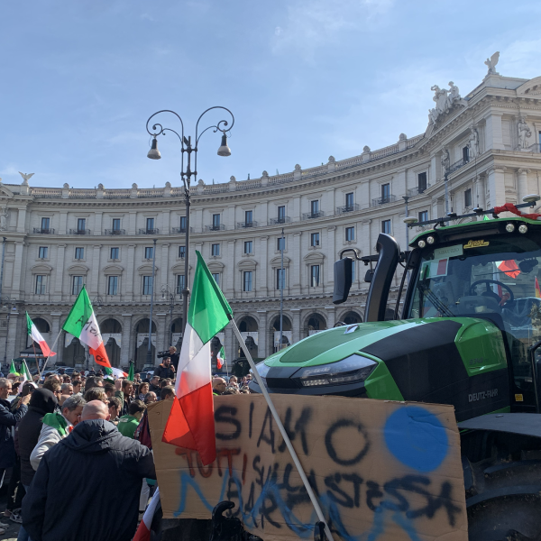 La protesta degli agricoltori nel cuore di Roma: “Oggi nascerà movimento unitario in attesa di risposte dal Ministro”