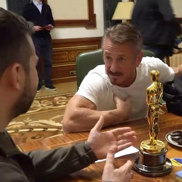 Sean Penn dona l’Oscar a Zelensky: resterà a Kiev fino alla vittoria