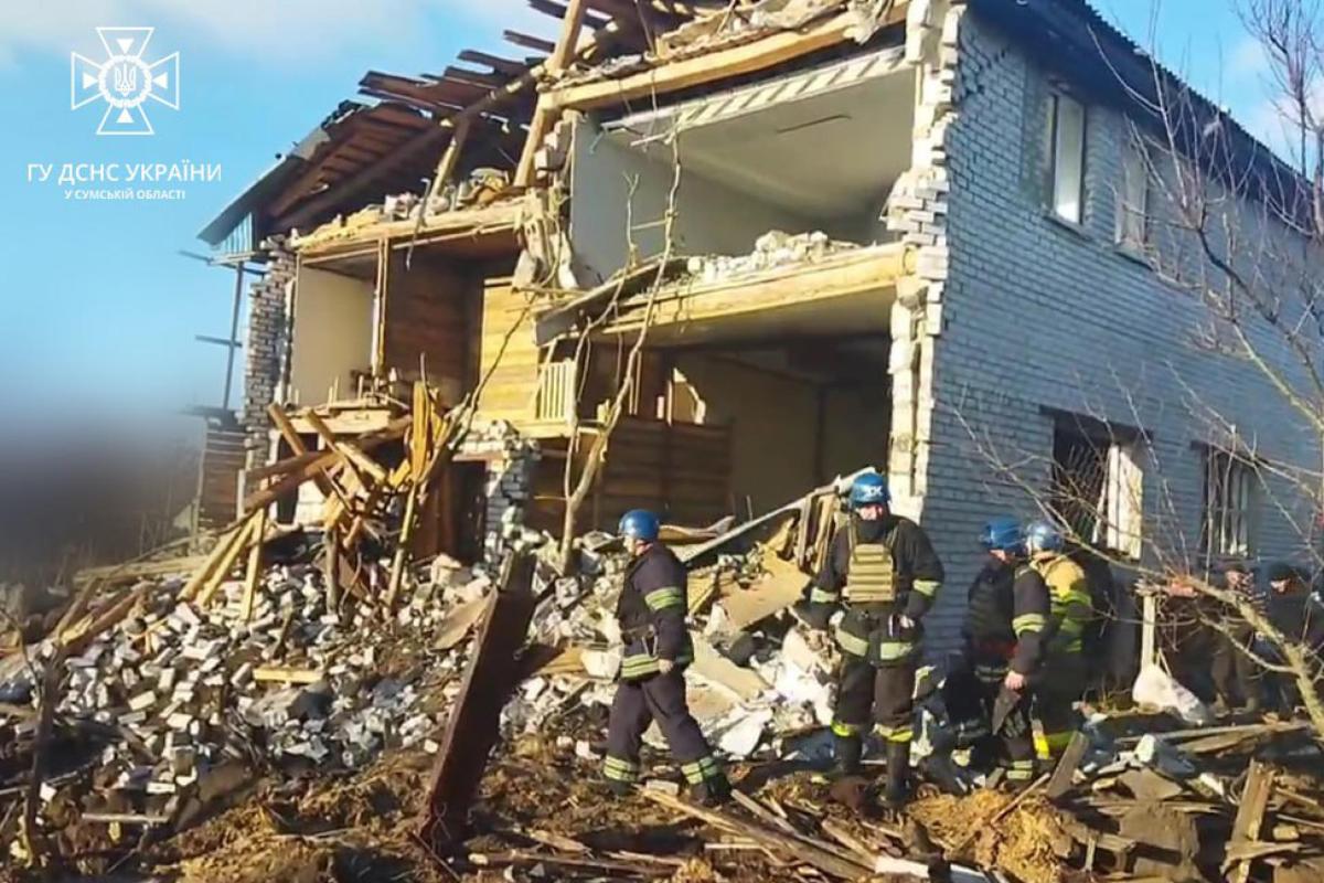 Guerra in Ucraina, bombe su un condominio a Kharkiv: una vittima