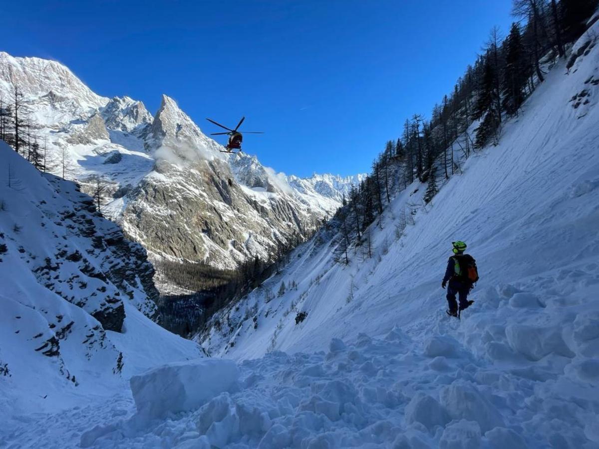 Valanga travolge e uccide una coppia di escursionisti in Valle Auri…