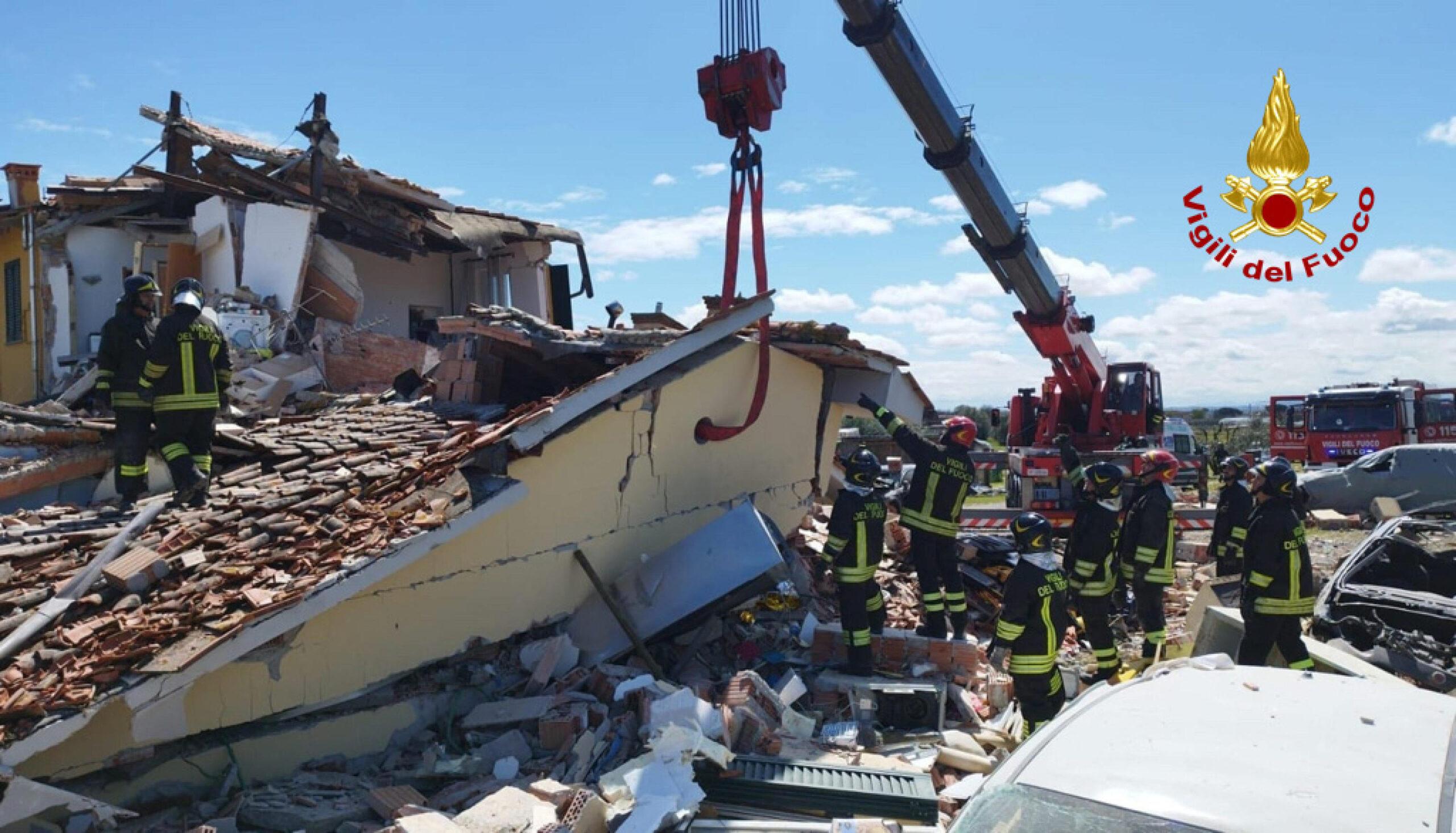 Lucca, esplosione e crollo di un edificio: almeno 5 feriti e 1 disperso. Estratta viva la donna con il 70% di ustioni sul corpo