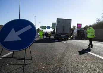 Roma, incendio sul Gra: in fiamme un tir, traffico in tilt