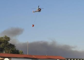 Bari, incendio sul lungomare: enorme colonna di fumo visibile da lontano, non ci sono feriti