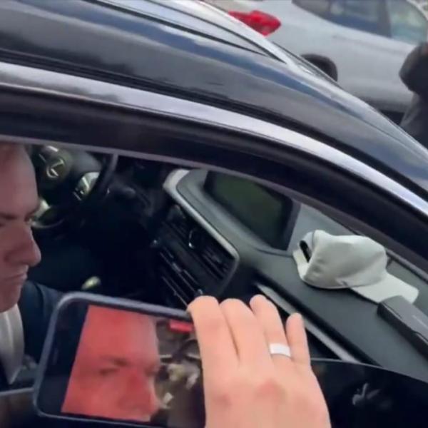 Mourinho lascia Trigoria, commosso saluta i tifosi della Roma: mano sul cuore per il portoghese | VIDEO