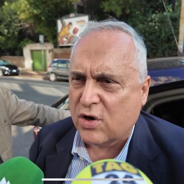 Lazio, Lotito risponde ironicamente sul mercato: “Greenwood? Se i tifosi lo vogliono, mettano i soldi” | VIDEO