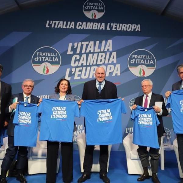 Elezioni Europee 2024, alla convention meloniana i manager di Stato con la maglietta di Fratelli d’Italia. Il Pd: “Indecoroso, chiariscano in Parlamento”