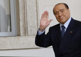 Polemica sul francobollo commemorativo di Silvio Berlusconi: il Cdm approva nonostante una raccolta firme chieda a Mattarella di non autorizzarlo