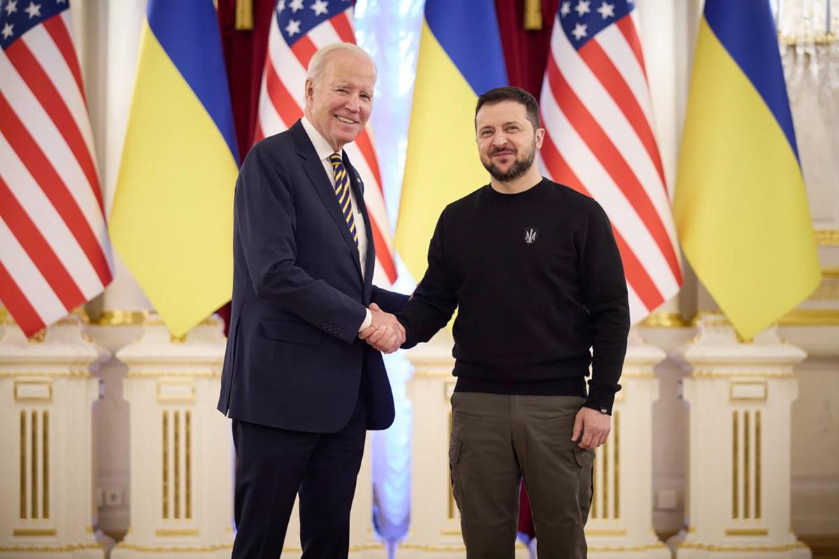 Ucraina, Joe Biden a Kiev: “L’offensiva russa sta fallendo”. Mosca:…