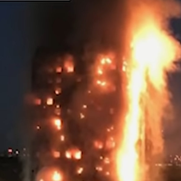 Gran Bretagna, l’incendio della Grenfell Tower di Londra del 2017 poteva essere evitato? Cosa dice il rapporto finale sulla strage | FOTO