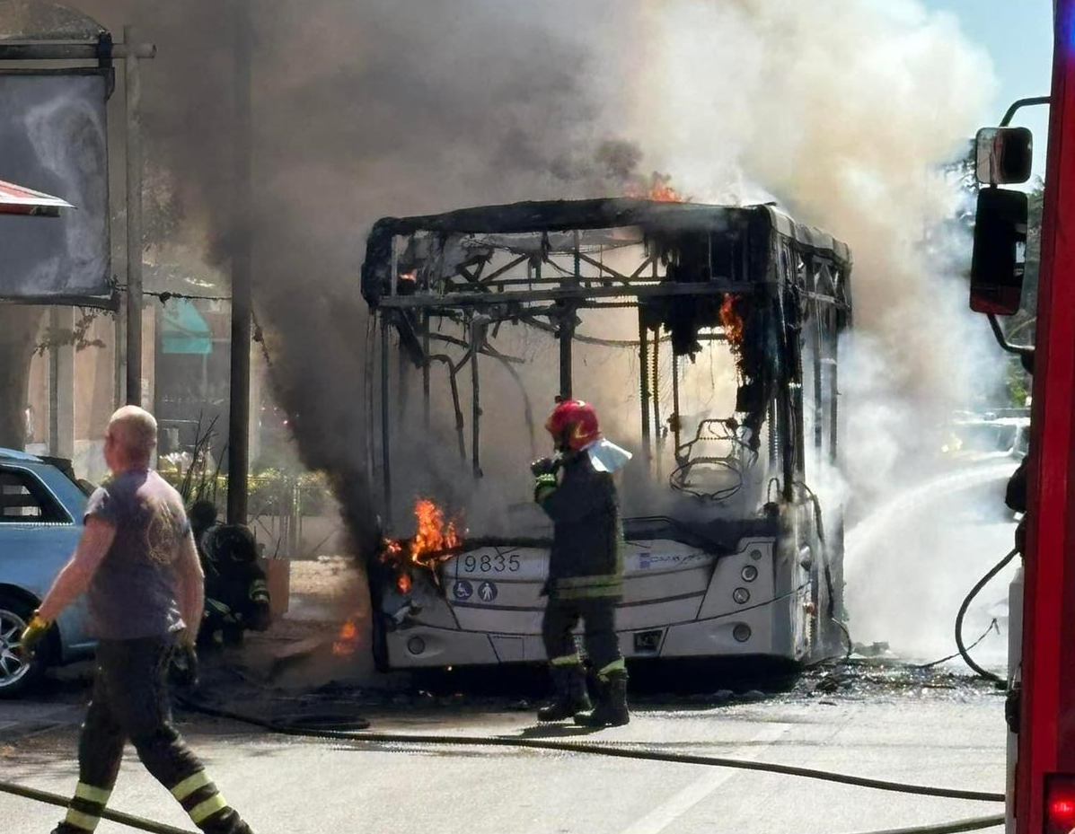 Roma, paura a Tor Sapienza: un bus prende fuoco, colonna di fumo visibile a chilometri di distanza| VIDEO