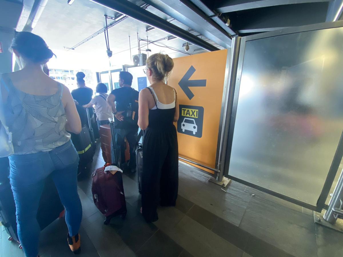 Perché anche nel giorno del gran rientro dalle vacanze a Fiumicino non c’erano i taxi sufficienti? Hallissey (Radicali italiani): “Io continuerò a dare i passaggi gratis”