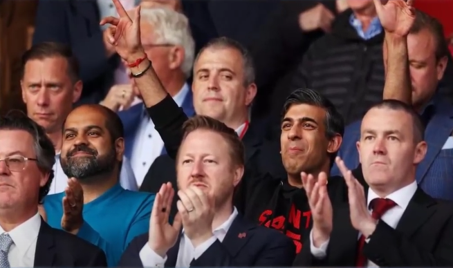 Regno Unito, il premier Rishi Sunak esulta per la promozione del Southampton in Premier League: insulti dai tifosi del Leeds | VIDEO