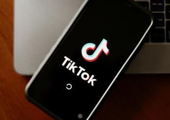 TikTok licenzia 4 dipendenti: l’app accusata di “sorveglianza segreta”