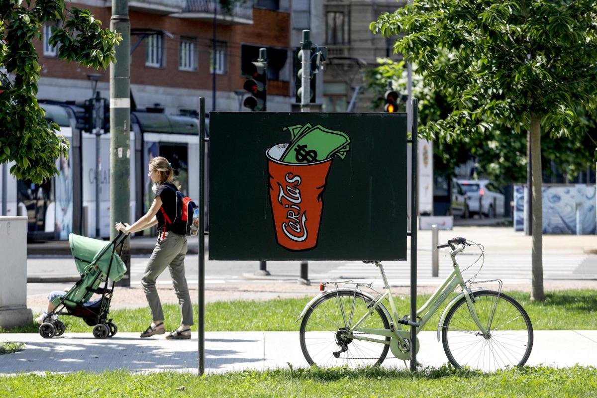 Milano, neonata trovata senza vita in un cassonetto della Caritas: …